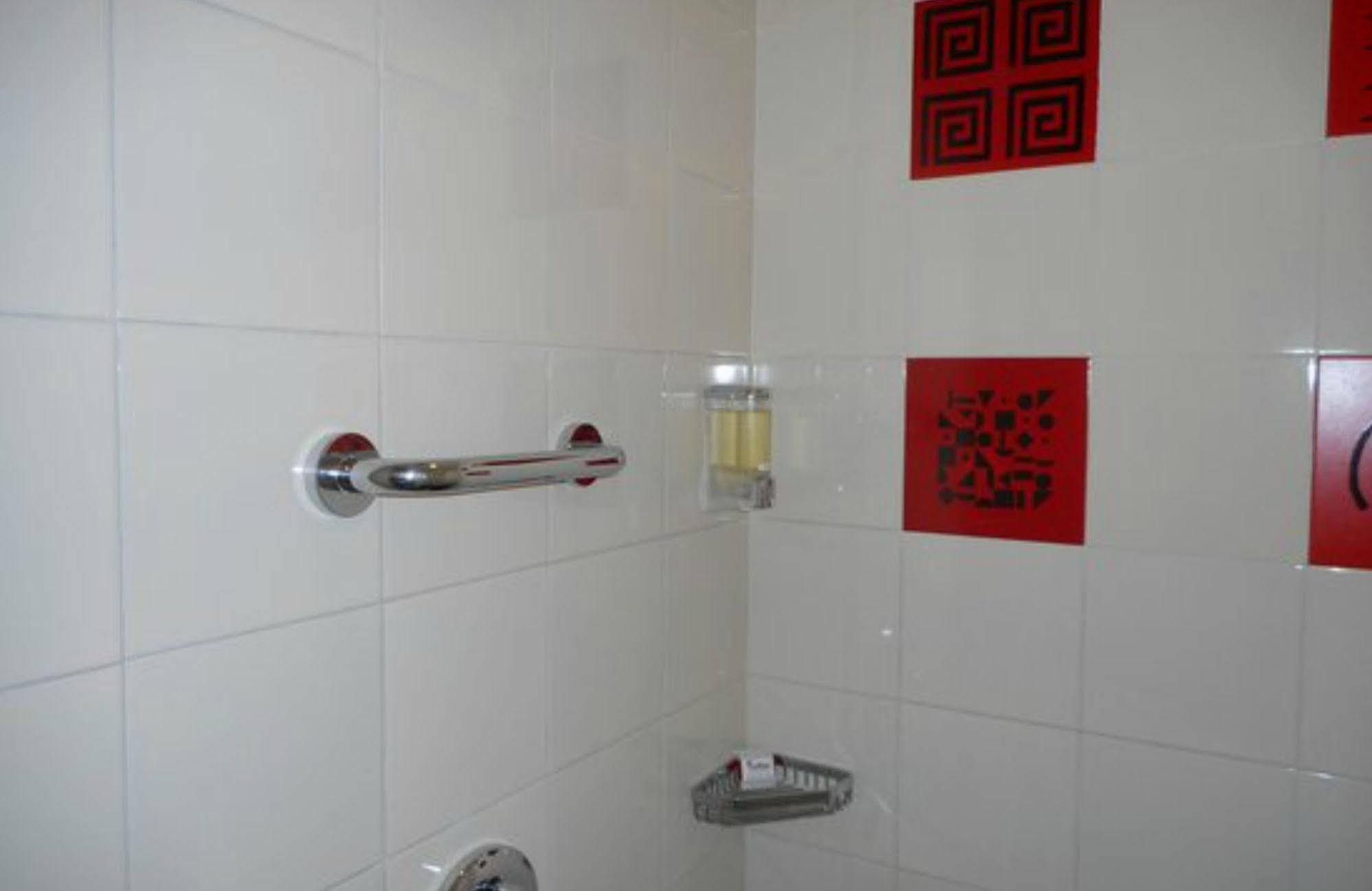 Red Fox By Lemon Tree Hotels, Delhi Airport 4* New Delhi